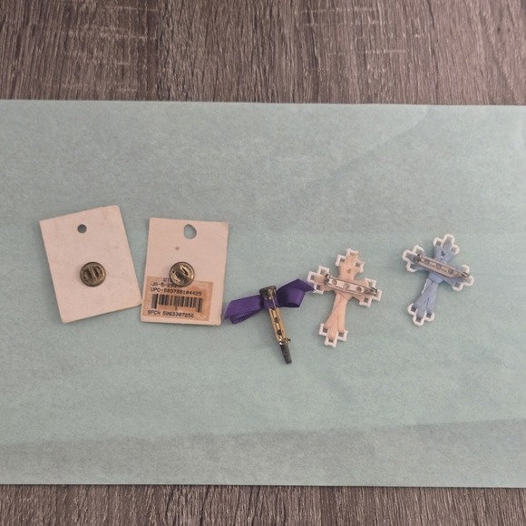 Vintage Pin Bundle - Picture 4 of 4